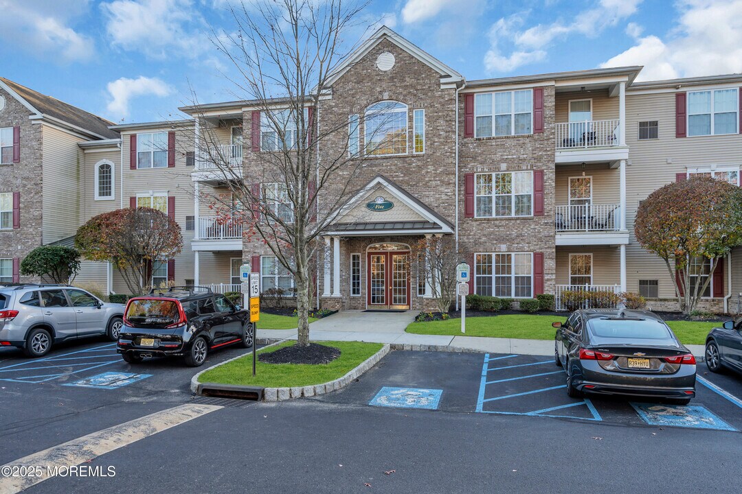 516 Sophee Ln in Lakewood, NJ - Building Photo