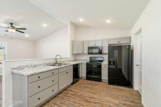 7357 Grn Ests Wy, Unit 21 in Knoxville, TN - Building Photo - Building Photo
