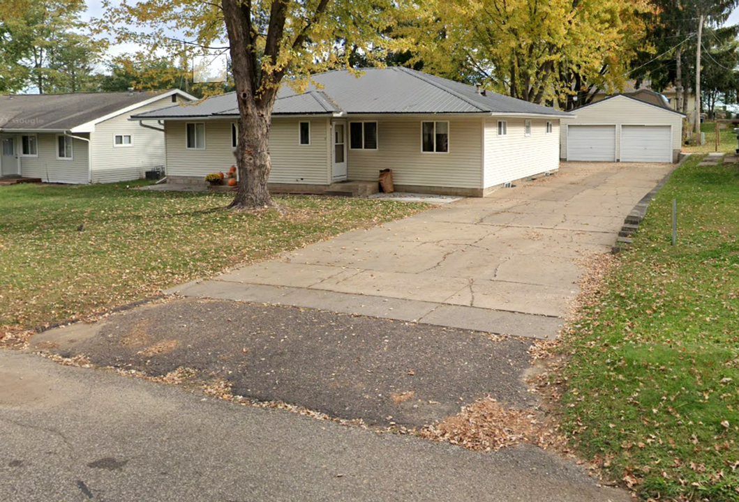 3021 Blakeley Ave in Eau Claire, WI - Foto de edificio