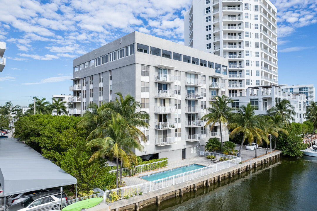 Island Place in Bay Harbor Islands, FL - Foto de edificio