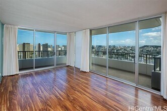 2825 S King St in Honolulu, HI - Building Photo - Building Photo