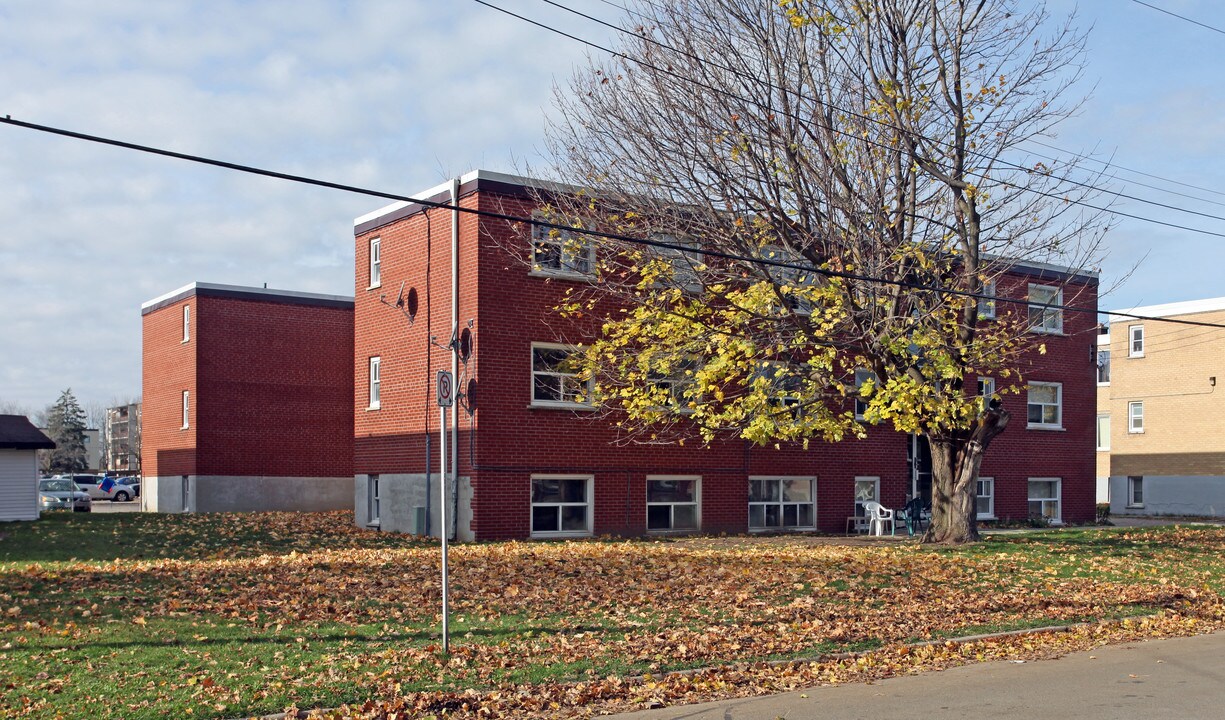 300 Montrave Ave in Oshawa, ON - Building Photo