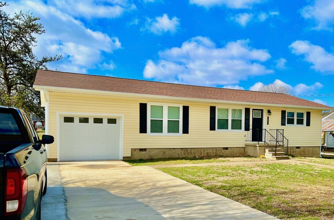301 N East St in Elizabethton, TN - Building Photo