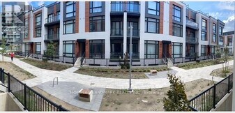 12 David Eyer Rd in Richmond Hill, ON - Building Photo