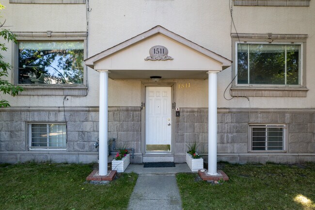 1511 28 Av SW