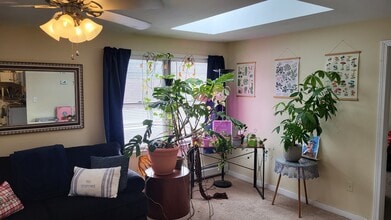 167 Elm St, Unit 2 in Milford, NH - Foto de edificio - Building Photo