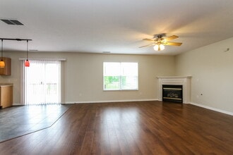 1685 Cedar Mill Dr in Avon, IN - Foto de edificio - Building Photo