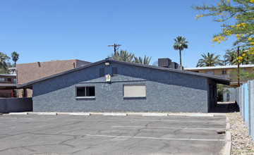 Denton Manor in Phoenix, AZ - Foto de edificio - Building Photo