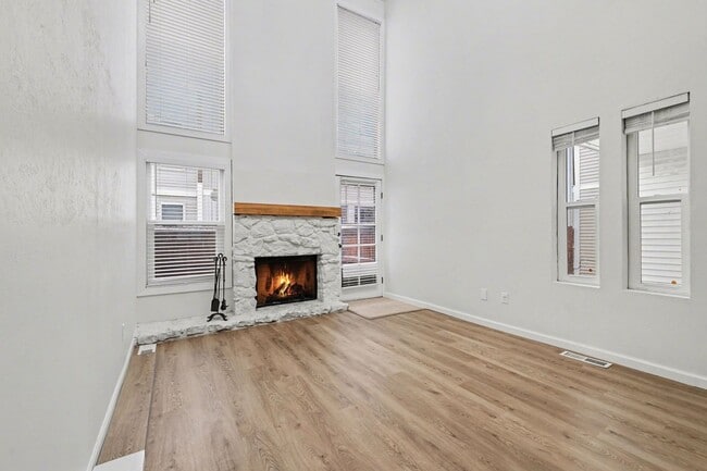 1050 S Monaco St Pkwy in Denver, CO - Building Photo - Building Photo