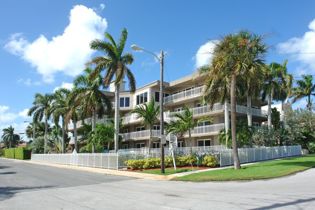 129 S Golfview Rd in Lake Worth, FL - Building Photo