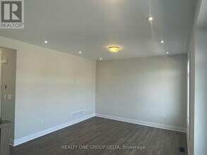 2180 Postmaster Dr in Oakville, ON - Building Photo - Building Photo