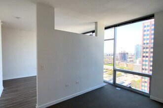 170 W Chicago Ave in Chicago, IL - Building Photo - Building Photo