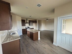 105 Troubador Ln in Poteet, TX - Building Photo - Building Photo