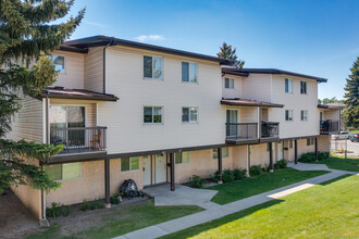 Greenmeadow Condominiums in Calgary, AB - Building Photo - Building Photo