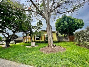 10025 SW 111th St in Miami, FL - Building Photo - Building Photo