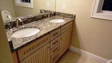 22 W Shore Park Rd in Kingston, NH - Foto de edificio - Building Photo