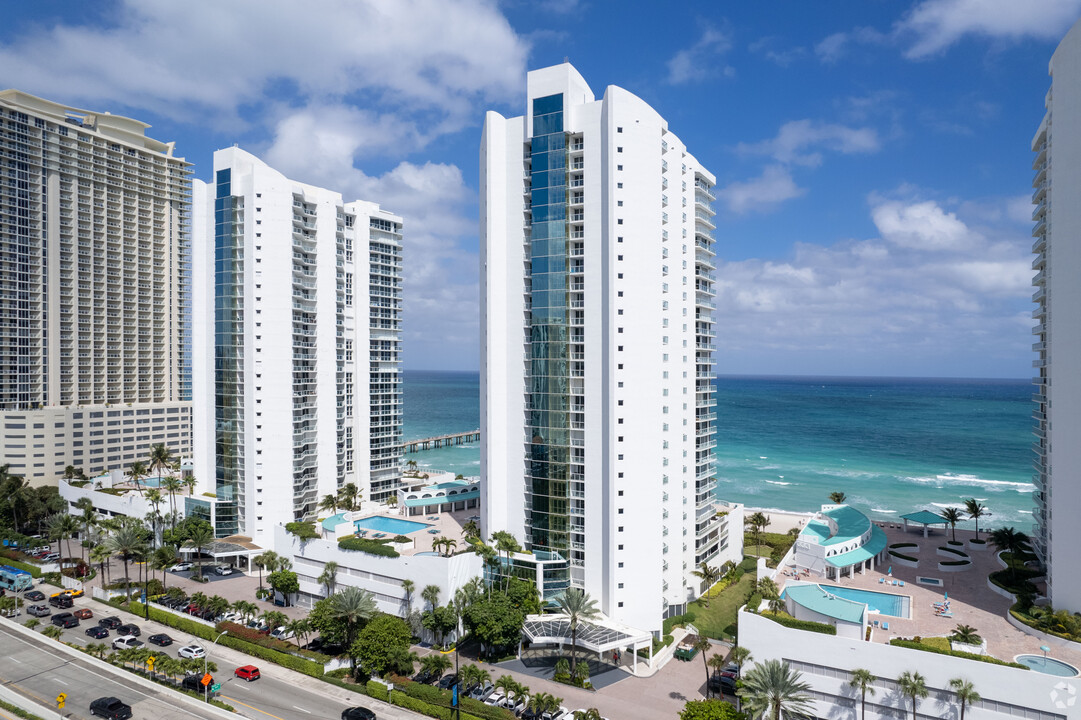 Oceania II in Sunny Isles Beach, FL - Building Photo