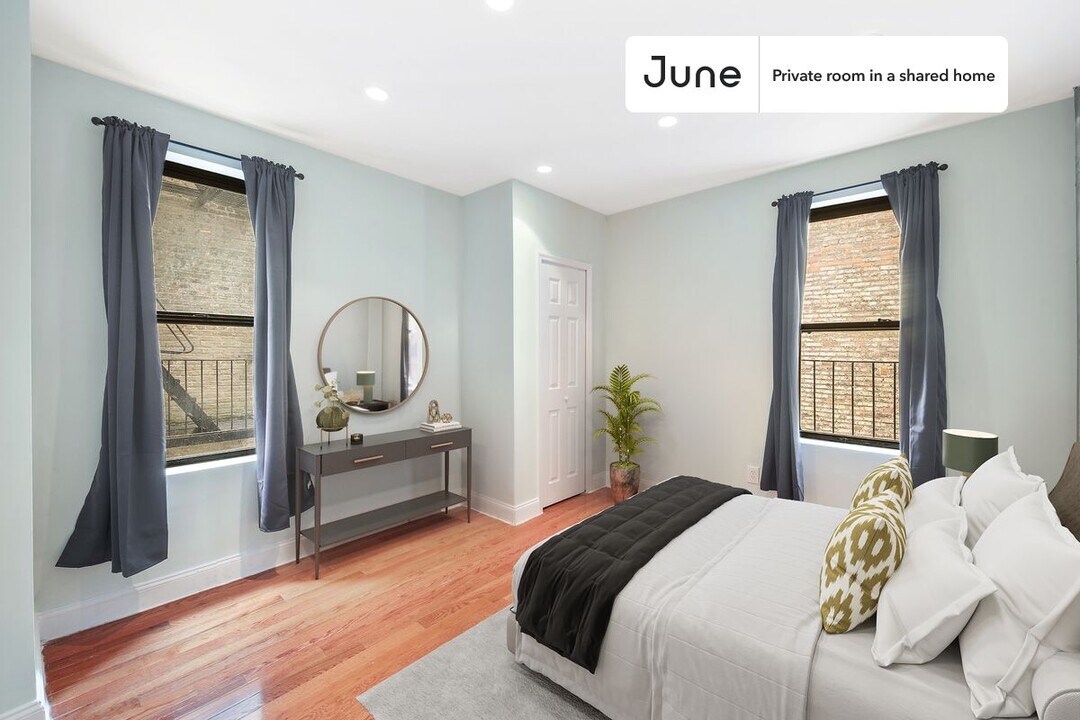 Private bedroom in 2 bed/1 bath Home in New York, NY - Building Photo