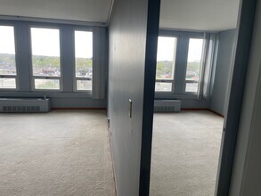 22700 Garrison St, Unit 807 in Dearborn, MI - Building Photo - Building Photo