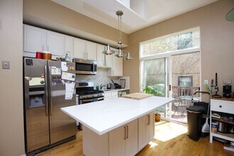 2205 W Ohio St, Unit J01P in Chicago, IL - Building Photo - Building Photo
