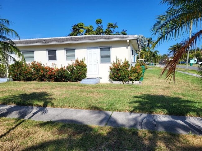 200 SE 3rd St, Unit 2 in Dania Beach, FL - Building Photo - Building Photo