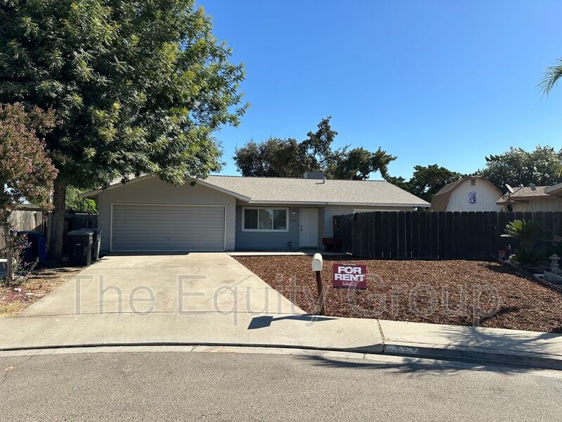 2036 N Jacob Ct in Visalia, CA - Building Photo