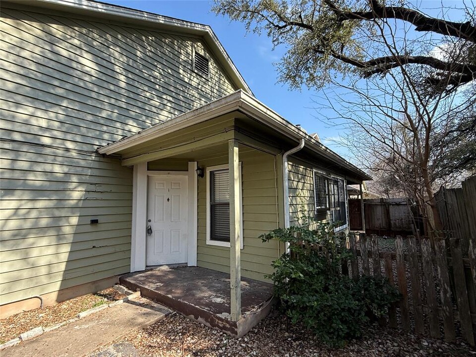 8707 Schick Rd in Austin, TX - Building Photo