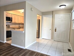 49 Alexandria Way in Bernards, NJ - Foto de edificio - Building Photo