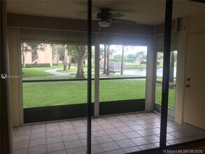 8592 W Sunrise Blvd in Plantation, FL - Foto de edificio - Building Photo