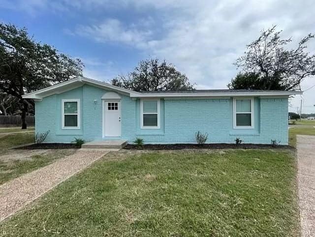 1300 S Live Oak St in Rockport, TX - Building Photo