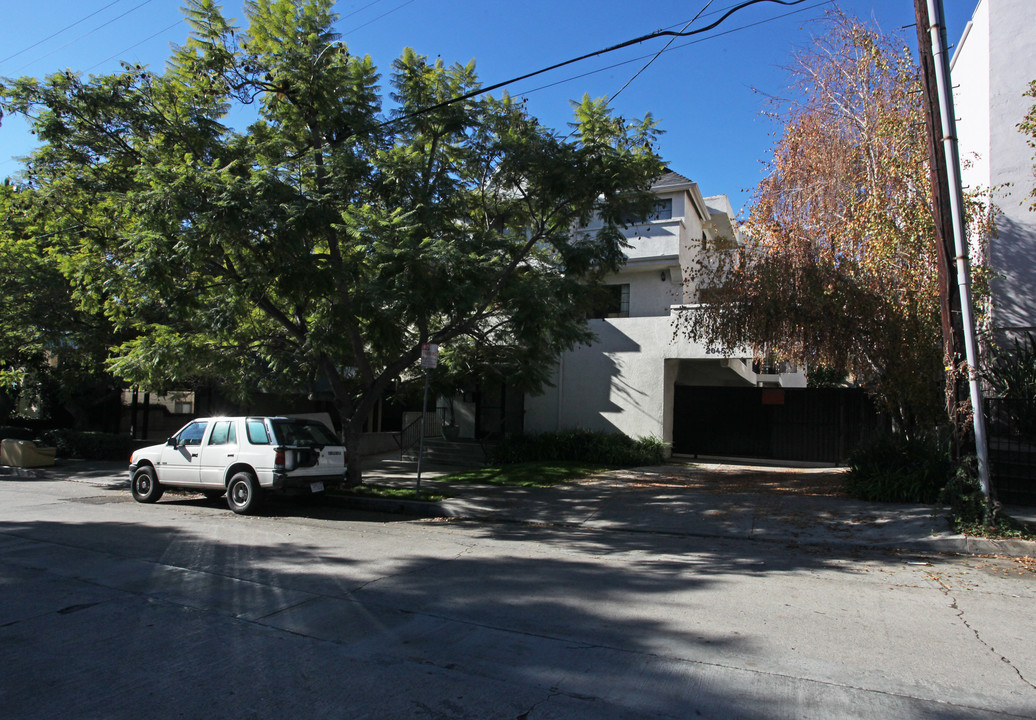 2045 Rodney Dr in Los Angeles, CA - Building Photo