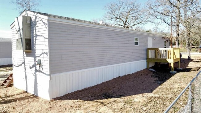 111 Thunderbird Dr in Smithville, TX - Foto de edificio - Building Photo