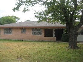 1500 W Baldridge St in Ennis, TX - Building Photo