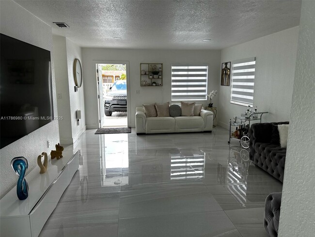 2830 NW 96th St in Miami, FL - Foto de edificio - Building Photo