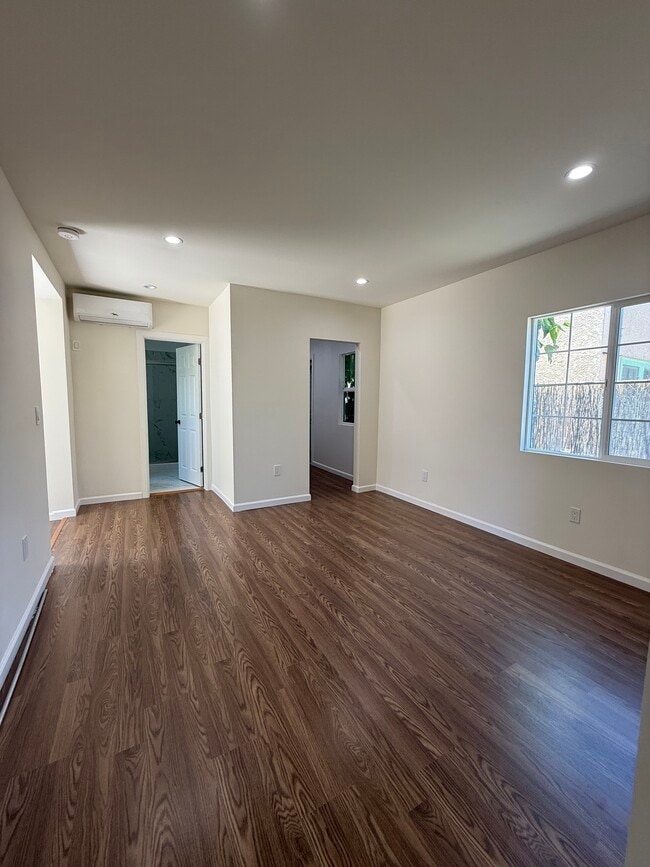 762 1/2 N Ridgewood Pl, Unit 762 1/2