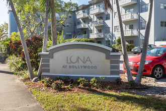 Luna At Hollywood in Hollywood, FL - Foto de edificio - Building Photo