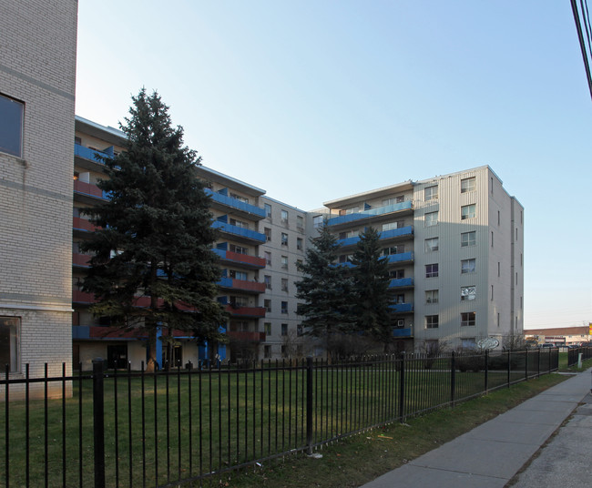 Rose Garden Apartments in Oshawa, ON - Building Photo - Building Photo