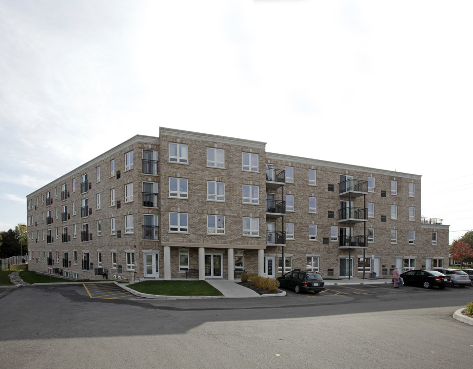 Residences at St. Andrews in Halton Hills, ON - Building Photo