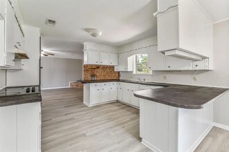 1016 N Meadowlark Ln in Stephenville, TX - Foto de edificio - Building Photo