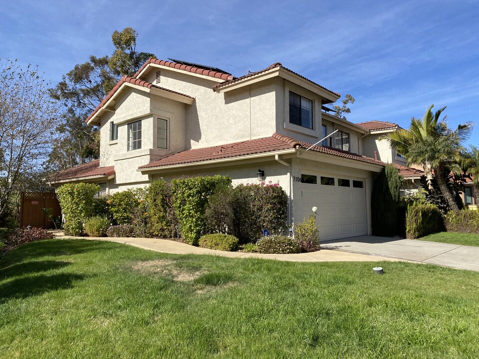 2106 Summerhill Dr in Encinitas, CA - Foto de edificio