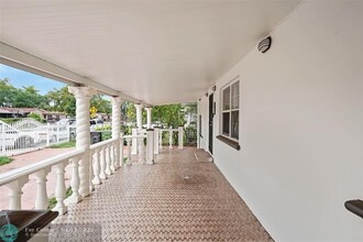 1075 NW 133rd St in North Miami, FL - Foto de edificio - Building Photo