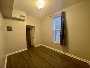 1368 W Evergreen Ave, Unit 4R in Chicago, IL - Foto de edificio - Building Photo