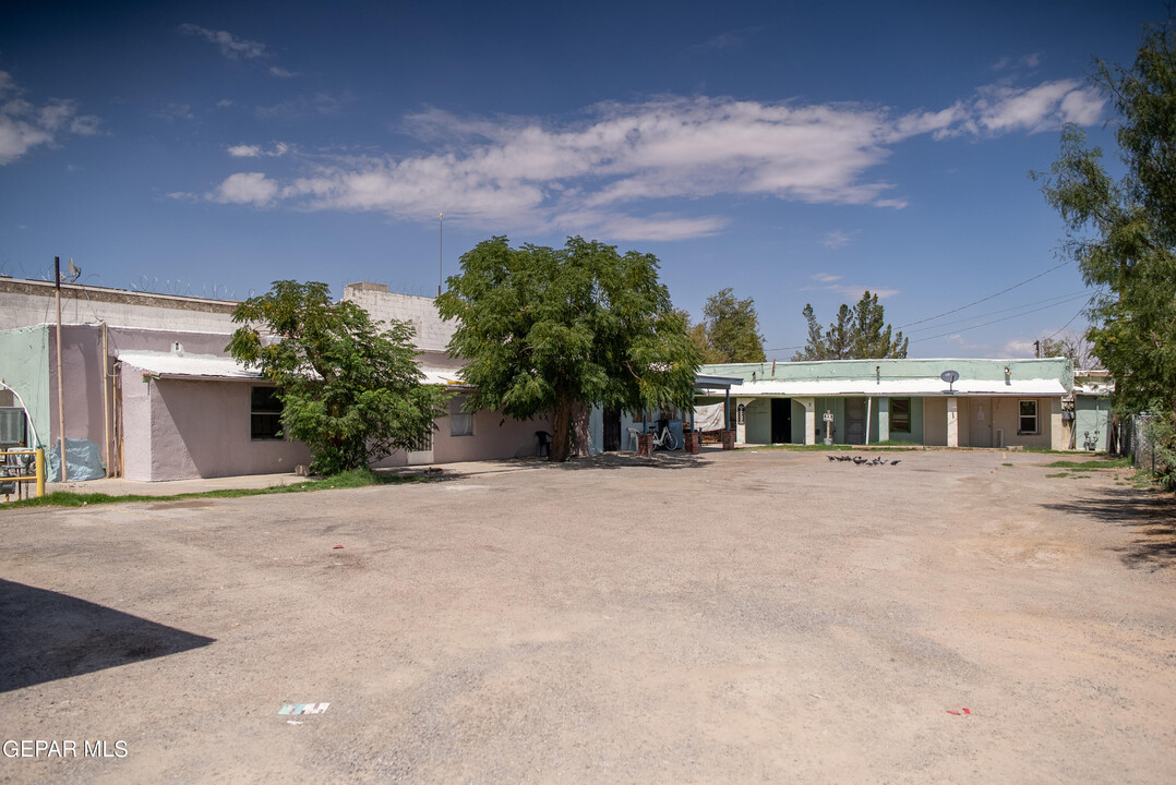 8943 Alameda Ave in El Paso, TX - Building Photo