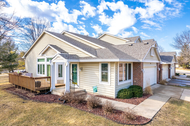 Jordan Pointe Townhomes in West Des Moines, IA - Building Photo - Building Photo