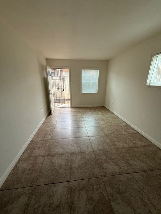 3354-56 Luna Ave in San Diego, CA - Foto de edificio - Building Photo