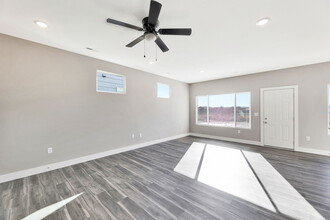 7305 E 34th St N in Wichita, KS - Foto de edificio - Building Photo