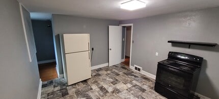 929 Glenwood Ave, Unit B in Greensboro, NC - Foto de edificio - Building Photo