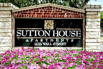 Sutton House Apartments in San Antonio, TX - Building Photo - Building Photo