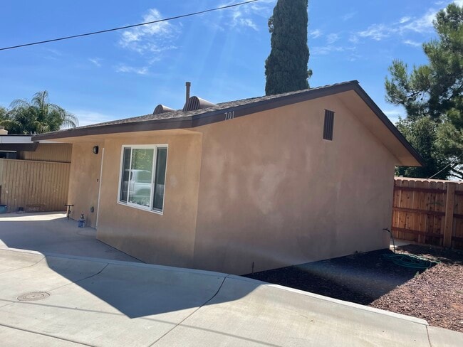 703 W College St in Fallbrook, CA - Foto de edificio - Building Photo