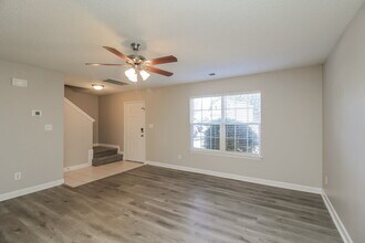 520 River View Dr in Lowell, NC - Foto de edificio - Building Photo